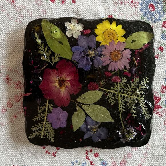 Vintage Lucite Resin Coasters Preserved Pressed Flowers Set of 4 Handmade - Picture 4 of 6